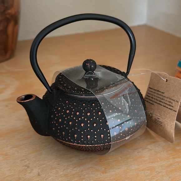 New in box, Japanese teapot with 2 cups. - Picture 2 of 4